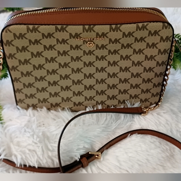 FIRM AUTHENTIC NWOT MICHAEL KORS JET SET CHARM NAT/LUGG LG EW CROSSBODY - Picture 1 of 7